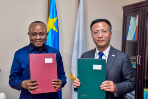 eddy_iyeli_molangi_signe_accord_avec_china_national_electric_engineering_pour_des_dechets_24_png_711_473_1-300x200 Kinshasa : Vers la gestion efficiente des déchets dans la capitale congolaise 